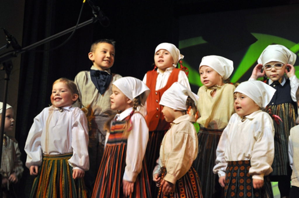 Mazākie «Tarkšķi» dzied par zvirbuli, kam sāpēja visas malas, bet beigās tas bija vesels. Publika sarīkoja ovācijas.
Autors: Madara Ērgle