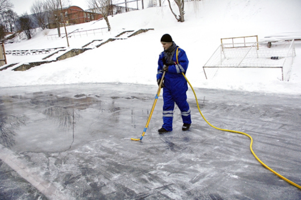 Sandis Stāmers palīdz sagatavot ledus laukumu Bauskas novada sporta bāzē. 
Autors: Ivars Bogdanovs