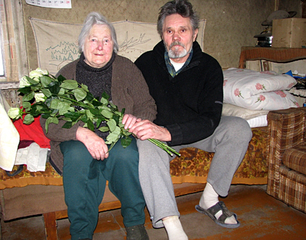 Vera Bugovecka savā 90 gadu jubilejā 18. janvārī no Bauskas novada pašvaldības saņēma ziedus un naudas balvu. Līdzās mātei dēls Jānis Bugoveckis.
Autors: Vilnis Auzāns