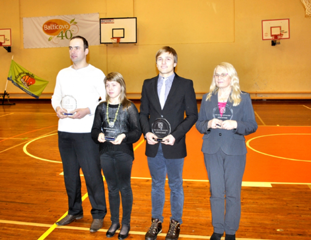 Iecavas novada «Gada sportisti 2012»: Dainis Upelnieks (no kreisās), Beāte Jašuka, Rūdolfs Tonigs, Agafija Buša. Sveikšanas brīdī klāt nebija Gunāra Pluča.
Autors: Māris Krūmiņš