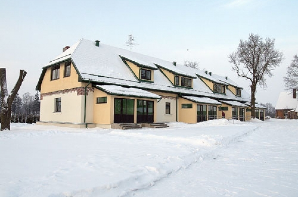 Par nodokļu maksātāju naudu Iecavā dārgi atjaunotajā dzīvojamajā namā «Aizupieši» steigšus vajadzīgs remonts, jo telpās strauji veidojas pelējums un zem jumta krājas sniegs.
Autors: No «Bauskas Dzīves» arhīva.