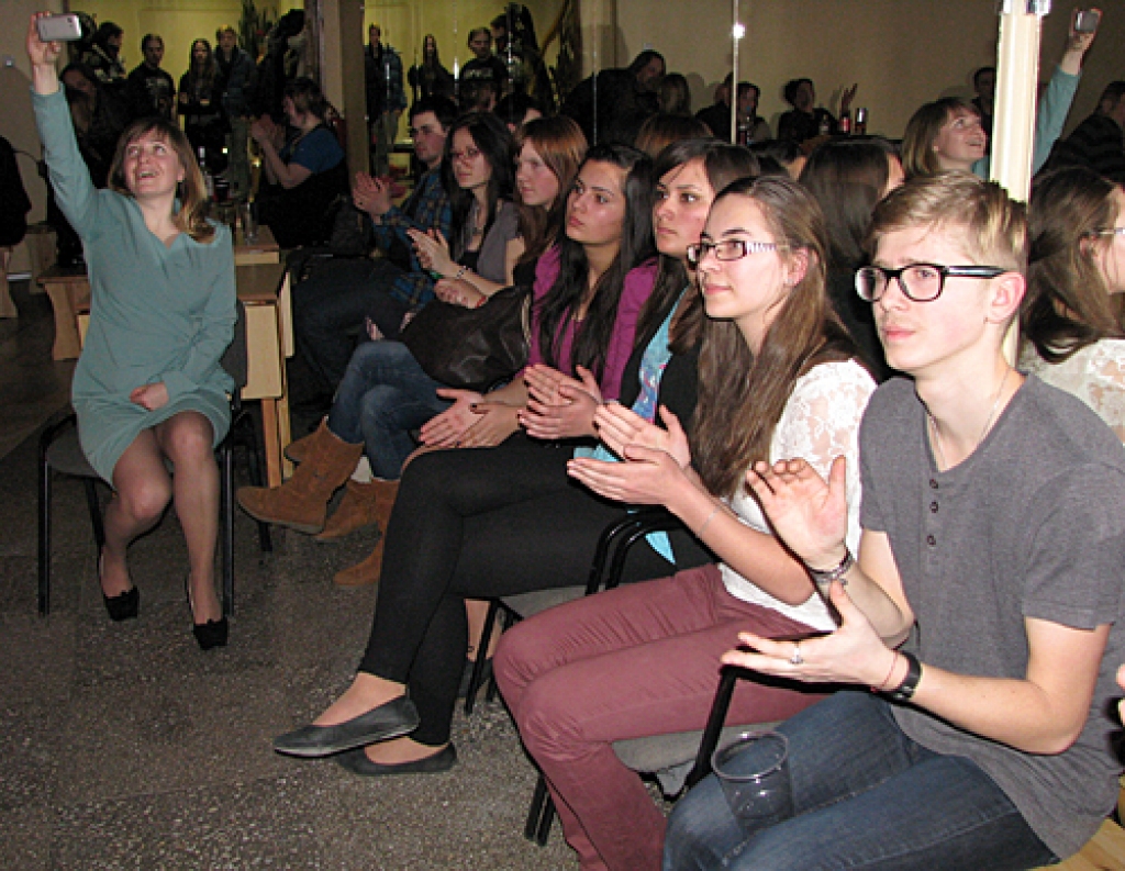 Vecmeistaru uzstāšanos jaunie muzikanti uzņēma ar sajūsmu un aplausiem.
Autors: Vilnis Auzāns