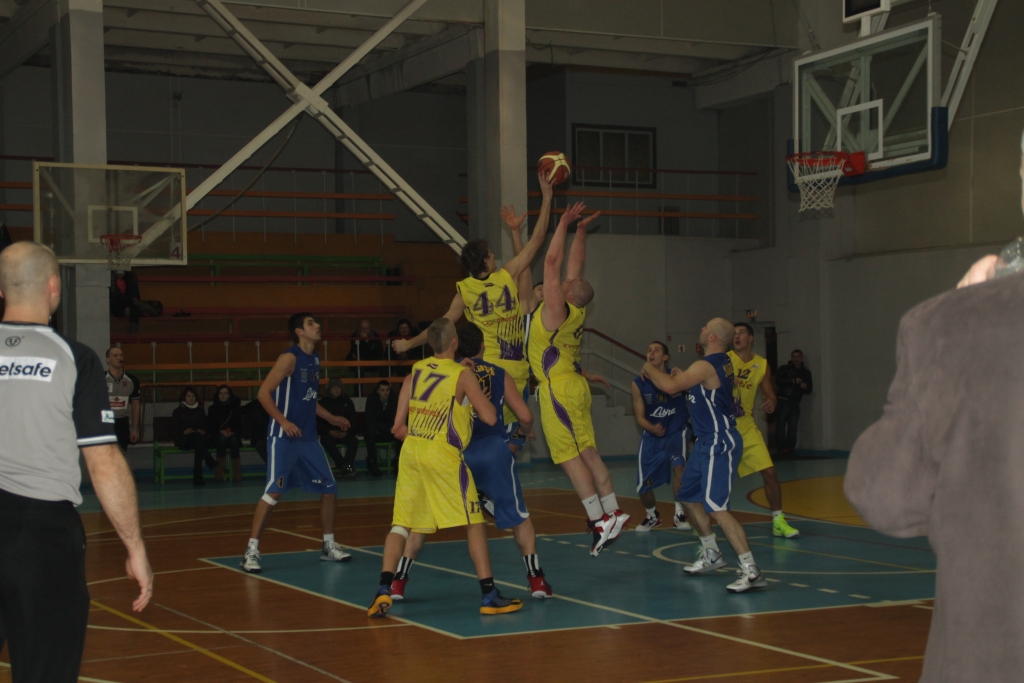 ««Kvēle»/SC «Mēmele»» (dzeltenos tērpos) pretiniekus spēja pārspēt tikai cīņā par atlēcošajām bumbām. 
Autors: Uldis Varnevičs