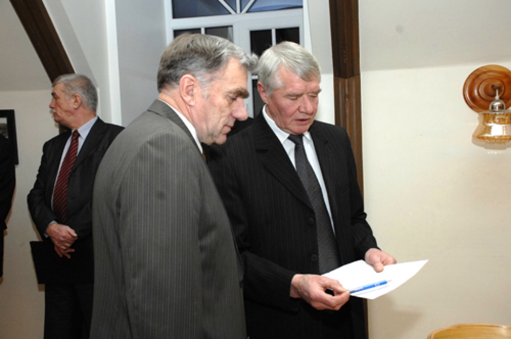 Ceraukstes pagasta pārvaldes vadītājs Viesturs Janševskis (no labās) pārrunā pasākuma norisi ar vienu no rīkotājiem Māri Ikaunieku. 
Autors: Ivars Bogdanovs