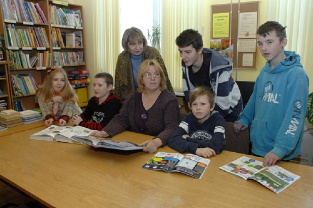 Iecavas internātpamatskolas 5.c klases komanda «Vanadziņi»: Lea Krasnova (1. rindā no kreisās), Roberts Dricka, klases audzinātāja Valija Lukstiņa, Nauris Ivanovs un Edgars Ramazanovs, kā arī skolotāja Irina Jakušenoka un Kaspars Polis.
Autors: Ivars Bogdanovs