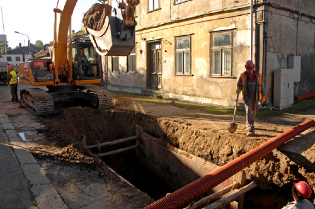 Visgrūtākie bijuši pēdējie posmi Saules, Kalēju un Rīgas ielā – tranšejas nācies kalt dolomītā. 
Autors: Ivars Bogdanovs
