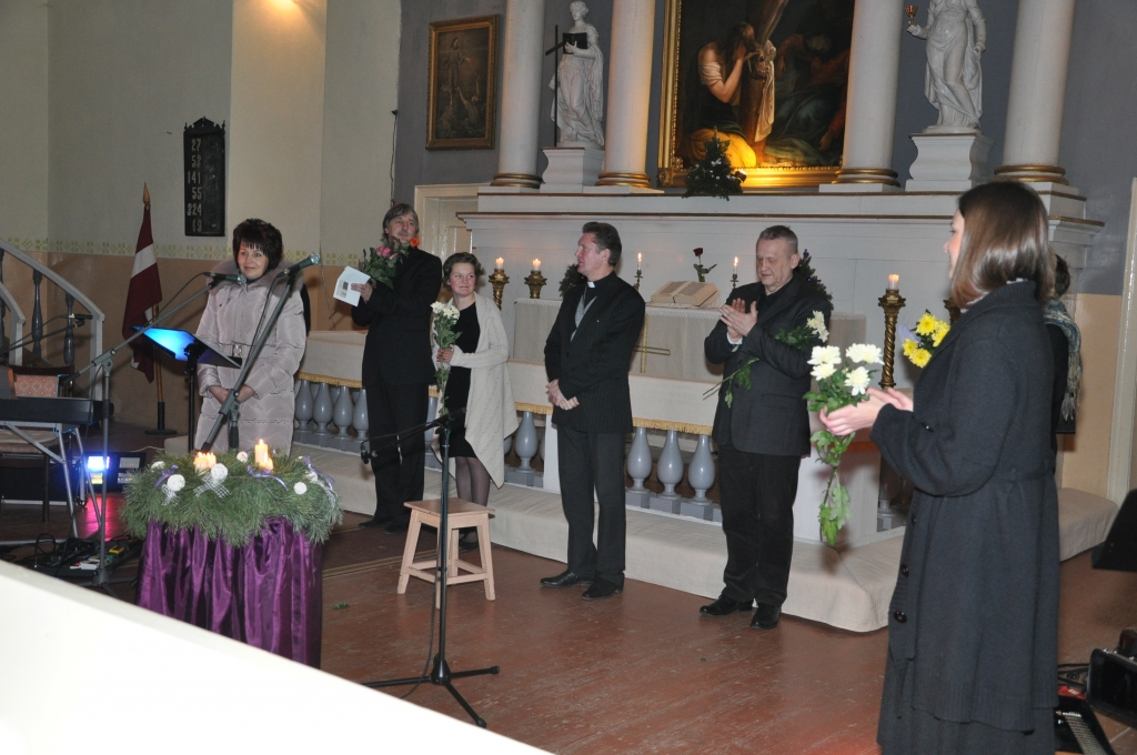 Vecumnieku evaņģēliski luteriskās draudzes priekšniece Dita Starta  (no kreisās) pateicas mācītājam Jurim Moricam un mūziķiem par piedalīšanos  koncertā.  
Autors: Žanna Zālīte