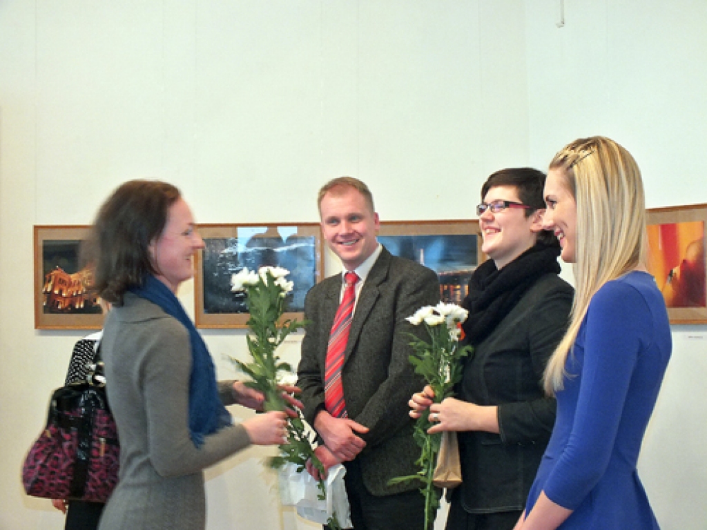 Cēsniekus Māri Buholcu (otrais no kreisās), Justīni Buliņu un Aneti Ekloni ar izstādes atklāšanu sveic tautas fotostudijas «Bauska» vadītāja Linda Kaufmane.
Autors: Kristaps Ābelnieks