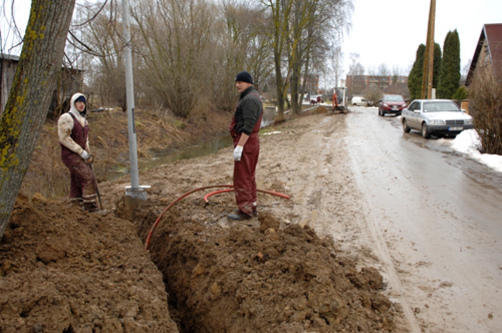 SIA «Kvēle» strādnieki ierīko apgaismojumu Liepu ielā Īslīcē. 
Autors: Ivars Bogdanovs