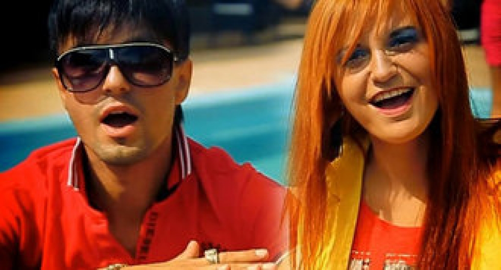 Kopā ar dziedātāju Rassel Sabīne izpilda kompozīciju «Dzīvo brīvi».
Autors: unity.lv