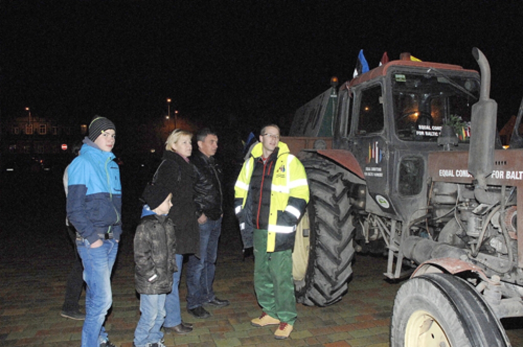 Baltijas zemnieku protesta akcijas traktors ceļā uz Briseli 15. novembrī piestāja arī Bauskas Rātslaukumā.
Autors: no «Bauskas Dzīves» arhīva.