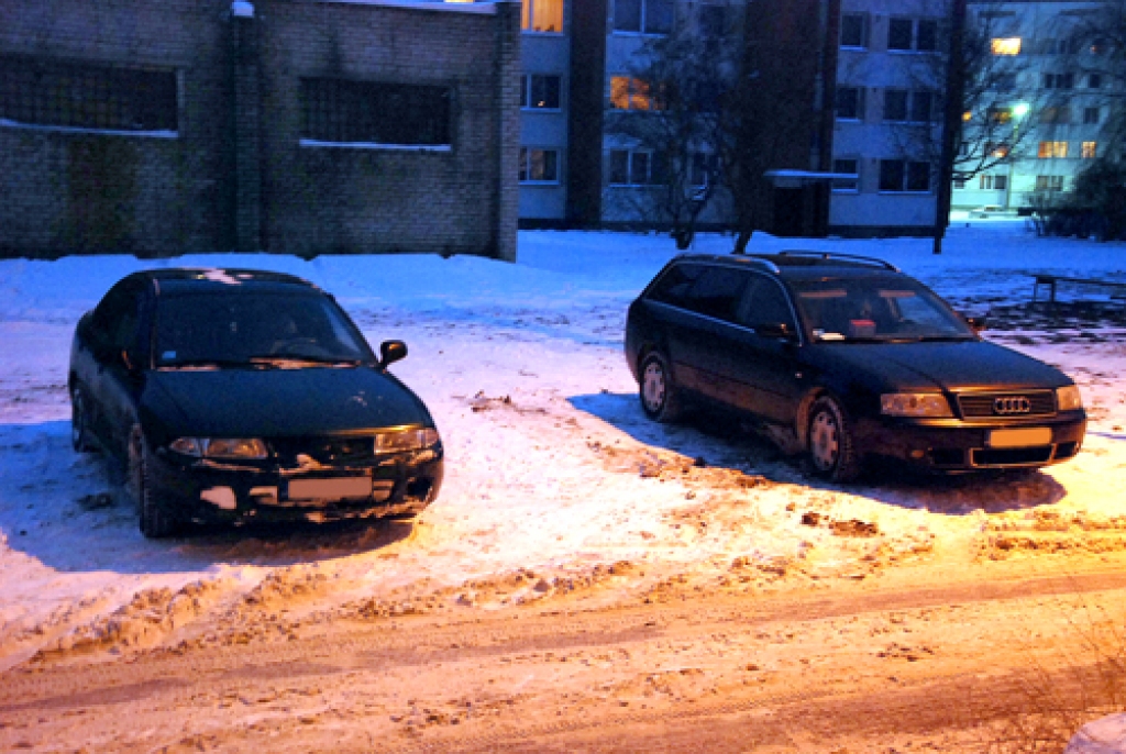 Mašīnas Bauskā pie nama Salātu ielā 16/1novietotas zaļajā zonā.
Autors: Aculieciniece  I. Š.