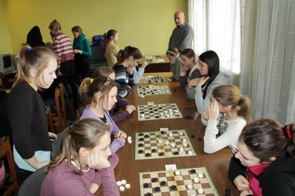 Bauskas novada skolēnu sporta spēlēs dambretē 25. janvārī notika sacensības starp U-14 vecuma meitenēm. Piedalījās 34 meitenes un 12 komandas.

Ar septiņām uzvarām, vienu neizšķirtu un vienu zaudējumu pirmās divas vietas sadalīja Elīna...
Autors: Uldis Varnevičs