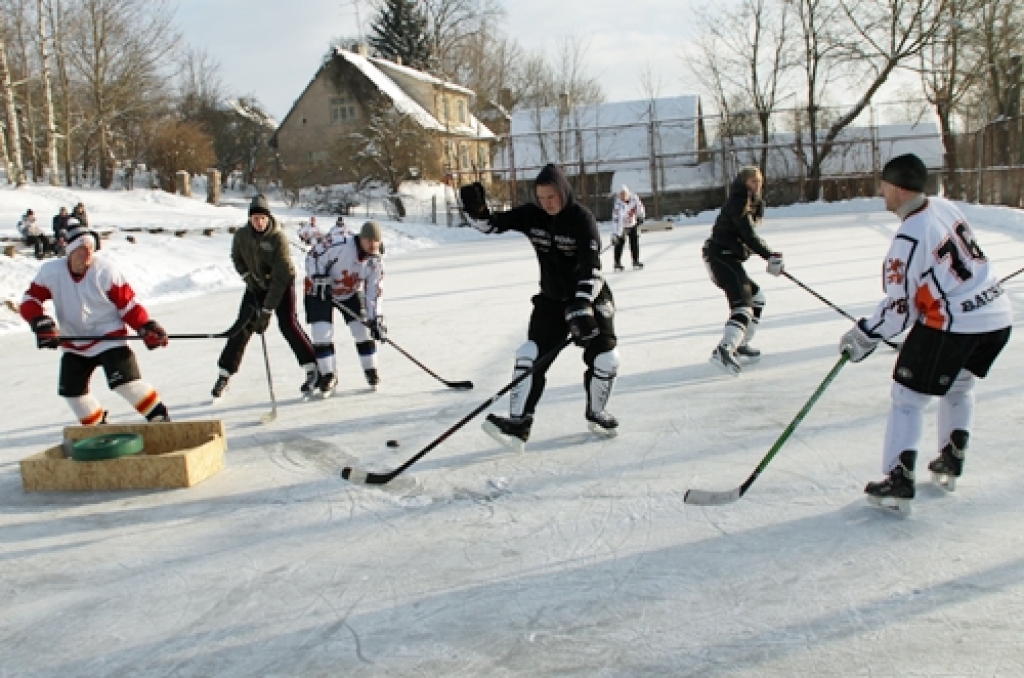 Kopumā 12 komandas bija ieradušās uz Bauskas novada sporta centra «Mēmele» kausa izcīņu hokej 26. janvārī.

Šogad lielāku uzmanību sacensībām pievērsa ciemiņi no citiem novadiem, kuri parasti piedalījās, vietējo aicināti papildināt...
Autors: Uldis Varnevičs