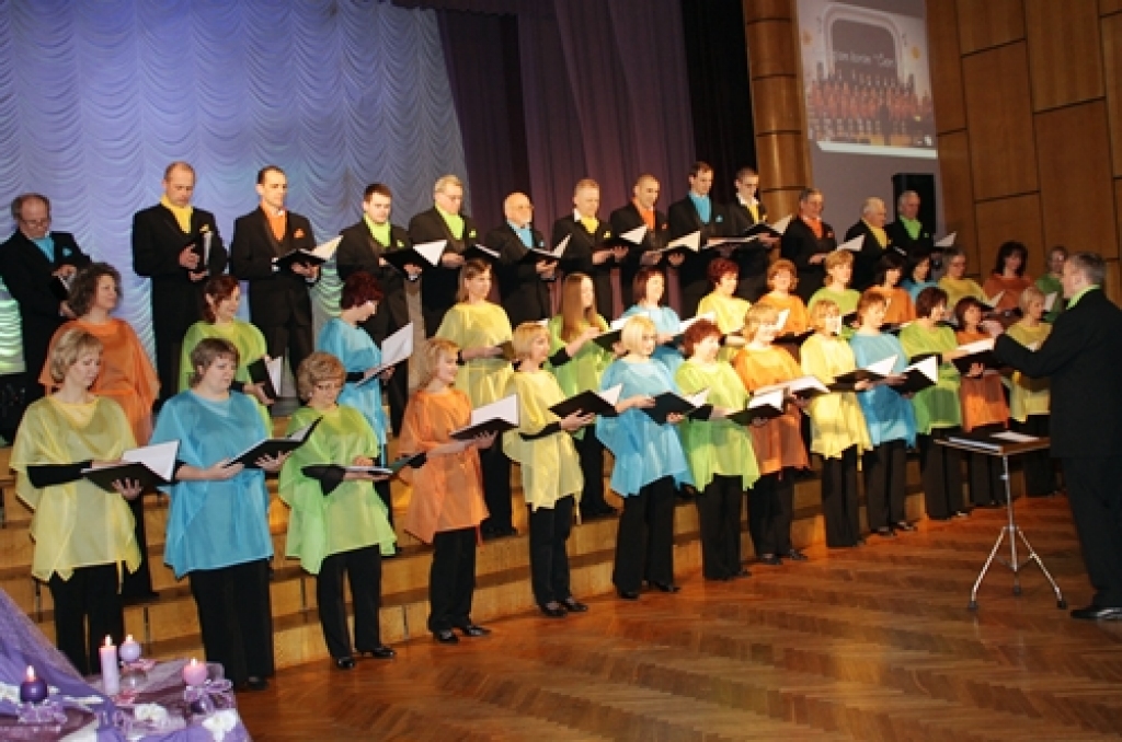 Vairāk nekā 40 kora «Četri vēji» dalībnieki 26. janvārī kāpa uz Īslīces kultūras nama skatuves, lai ar dziesmām krāšņi atzīmētu kora 35 gadu jubileju.

Skaistais vakars pulcēja ne tikai kora snieguma cienītājus, bet arī bijušos koristus un...
Autors: Uldis Varnevičs