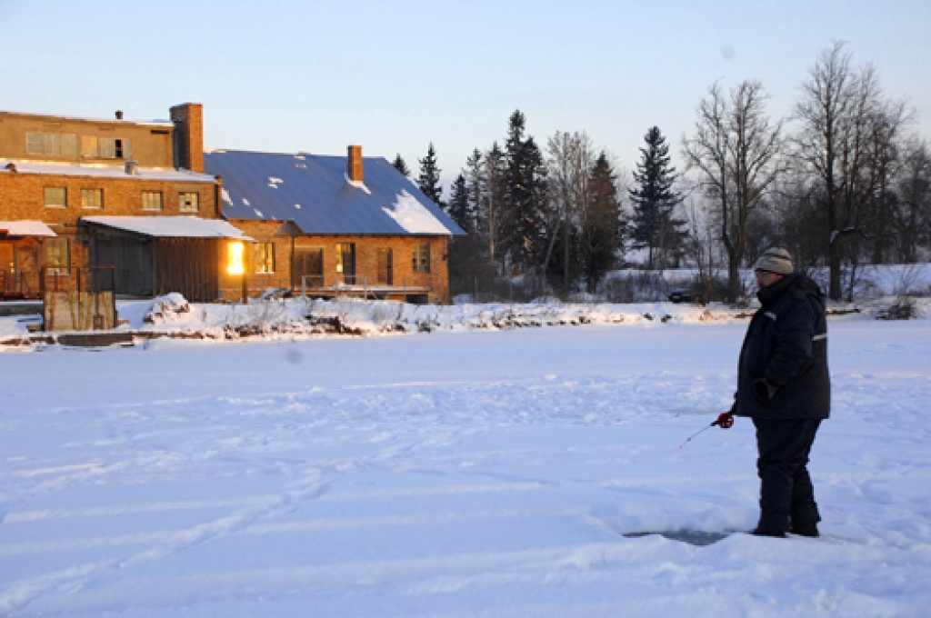 Uz Dzirnavu dīķa Rundāles pagasta Pilsrundālē 26. janvārī notika tradicionālās zemledus makšķerēšanas sacensības. Šoreiz tajās piedalījās vairāk nekā 35 dalībnieki. Atkārtoti par Rundāles novada zemledus makšķerēšanas sacensību uzvarētāju...
Autors: Ivars Bogdanovs