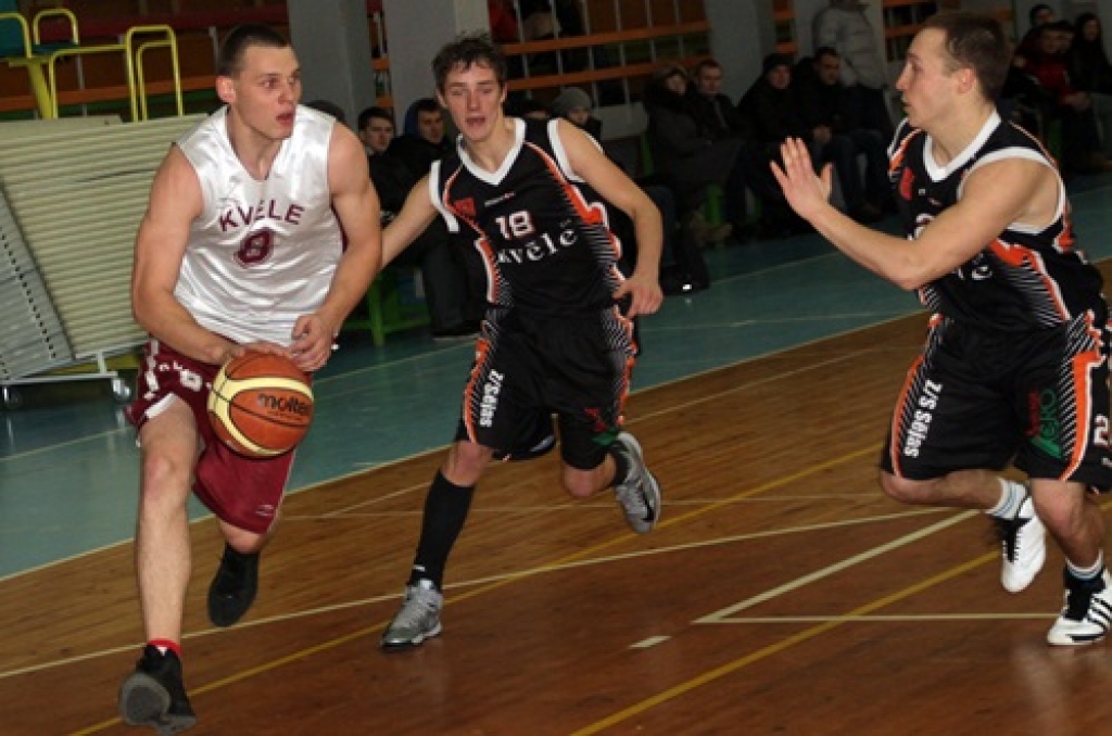 Par Bauskas novada sporta centra «Mēmele» kausa ieguvēju basketbolā intriģējošā spēlē 19. janvārī kļuva komanda «Bauskas zelta lauvas».
Lai arī uzvara «Codes» komandai šoreiz bija tik tuvu, tāpat kā pirms gada, baušķenieki codiešus...
Autors: Uldis Varnevičs