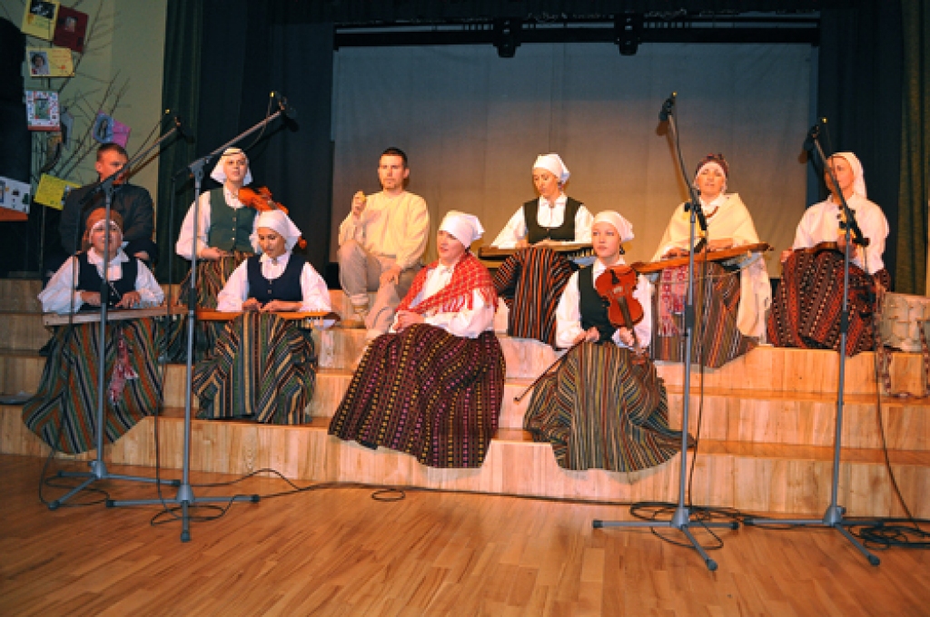 Iecavas kultūras nama skatītājiem pilnajā zālē sestdienas, 19. janvāra pēcpusdienā, Kristīnes Kareles vadībā aizrautīgi muzicēja visi 70 folkloras kopas «Tarkšķi» dalībnieki, dāvājot prieku klausītājiem un paši sev.

