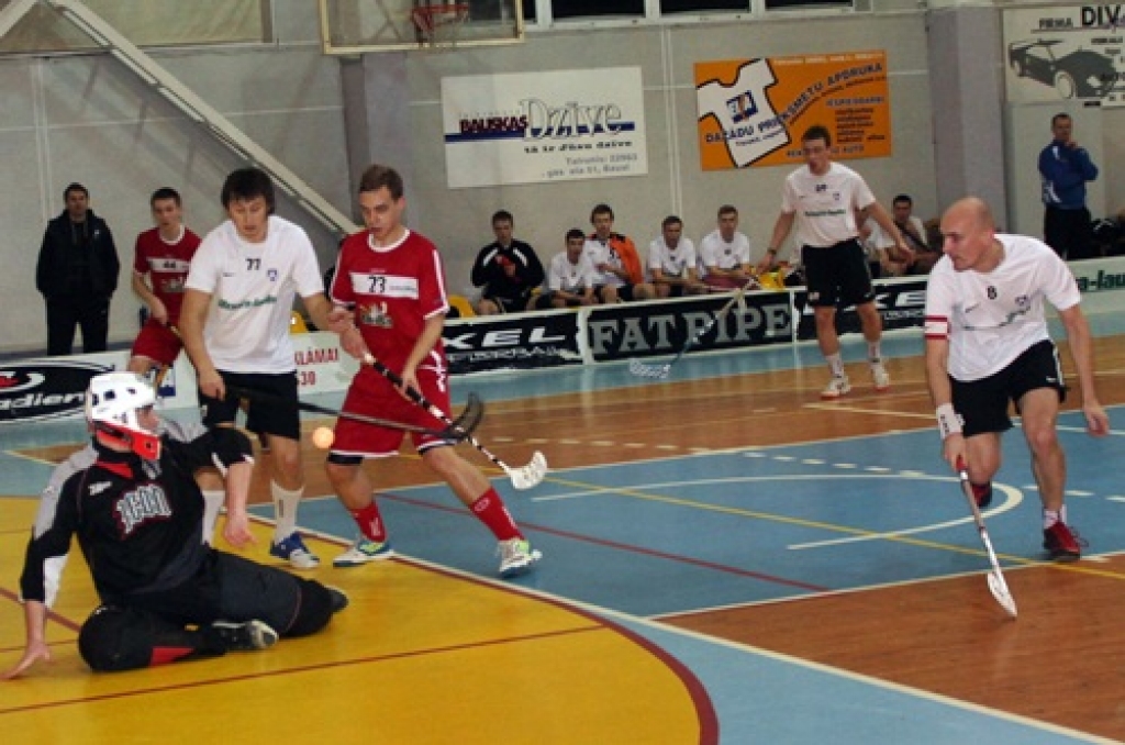 Latvijas Florbola virslīgas čempionātā sestdien, 12. janvārī, sporta namā «Mēmele» florbola kluba (FK) «Bauska» sportisti skatītājiem sagādāja ļoti interesantu spēli un patīkamas emocijas, ar rezultātu 7:5 pārspējot «Talsi/Triobet»...
Autors: Uldis Varnevičs