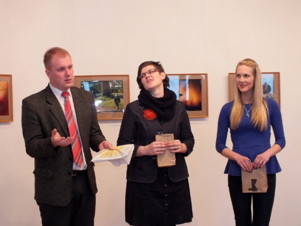 Bauskas kultūras centra mazajā zālē 5. janvārī atklāta fotokluba «Rīga» izstāde, kurā redzama daļa no kluba 50 jubilejas gadu darbiem. Savukārt Bauskas novadpētniecības un mākslas muzejā ir aplūkojama Cēsu fotogrāfu darbu izstāde.
Autors: Kristaps Ābelnieks