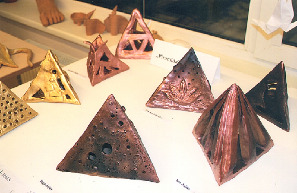 Bauskas mākslas skolas gaiteņos un foajē visu otro semestri būs skatāmi audzēkņu zīmēšanas un gleznošanas darbi, ikviens aicināts tos apskatīt. 