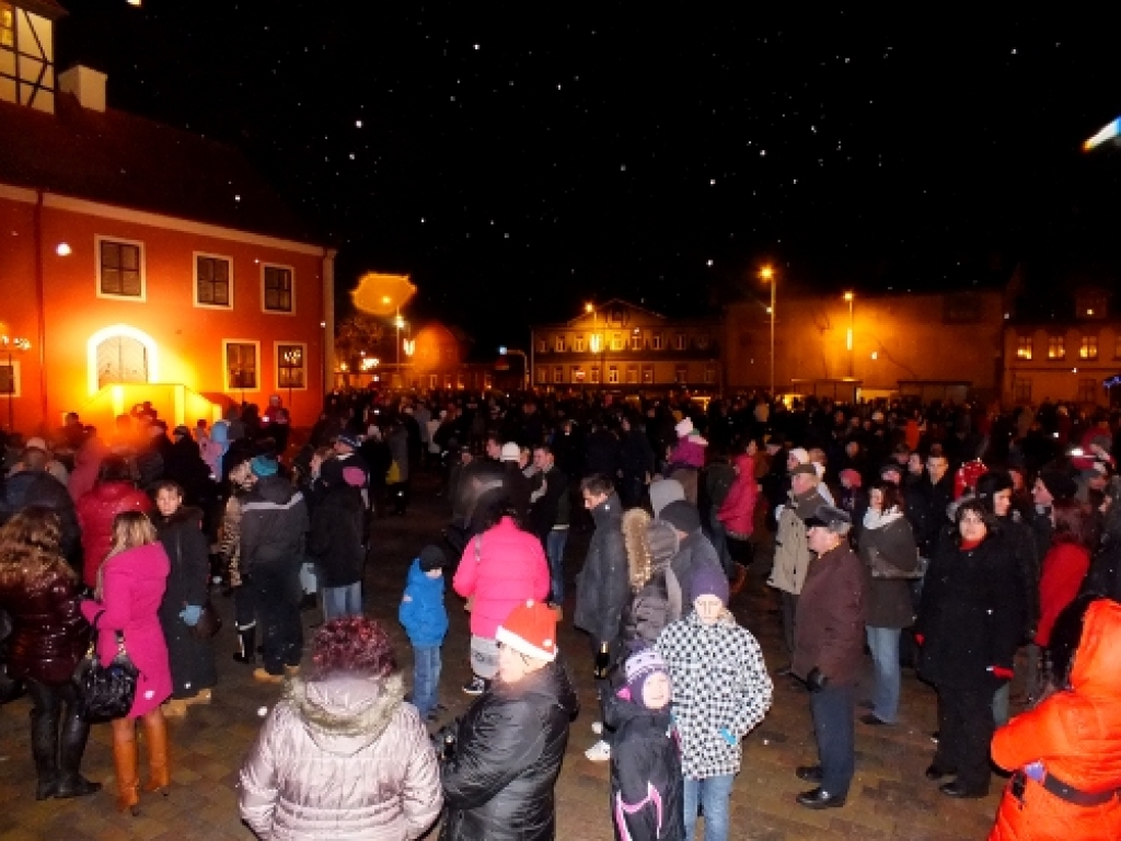 2013. gadu sagaidot Rātslaukumā, sanākušos ļaudis uzrunāja Bauskas novada domes priekšsēdētājs Valdis Veips.  Pēc viņa apsveikuma vārdiem Rātslaukumā uz ekrāna tika rādīta tradicionālā premjerministra runa un Valsts prezidenta uzruna, pēc...
Autors: Kristaps Ābelnieks