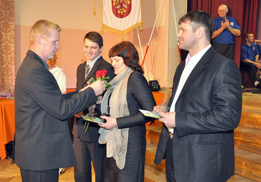 Svaru bumbu celšanā pagājušajā gadā panākumus dažāda mēroga sacīkstēs guvuši: (no labās) Māris Rubulis, Sanita Juškēvica un Edgars Getmančuks. Ziedus sniedz Skaistkalnes un Bārbeles sporta darba organizators Ēvalds Čerpinskis. 