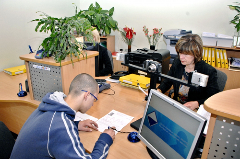 Guntara Stepkas, Rundāles novada iedzīvotāja, dokumentus pases un elektroniskās identifikācijas kartes izgatavošanai pieņem Daiga Kužuma, Pilsonības un migrācijas lietu pārvaldes Bauskas nodaļas speciāliste.