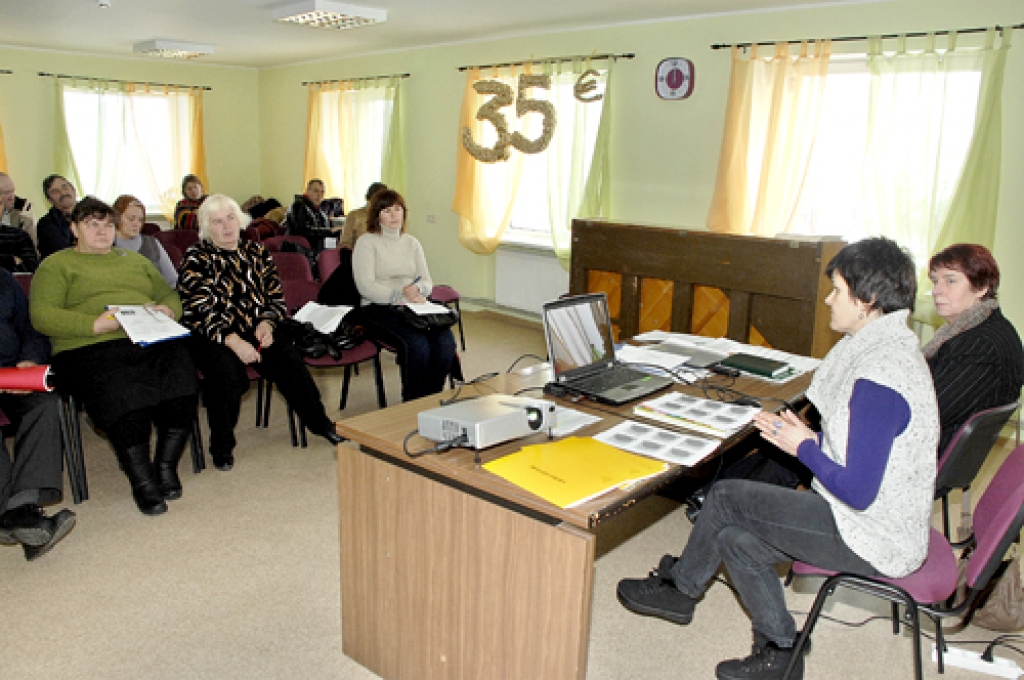 Rudīte Jaunzeme (no labās) un Aija Čonka stāstīja par nozares jaunumiem.