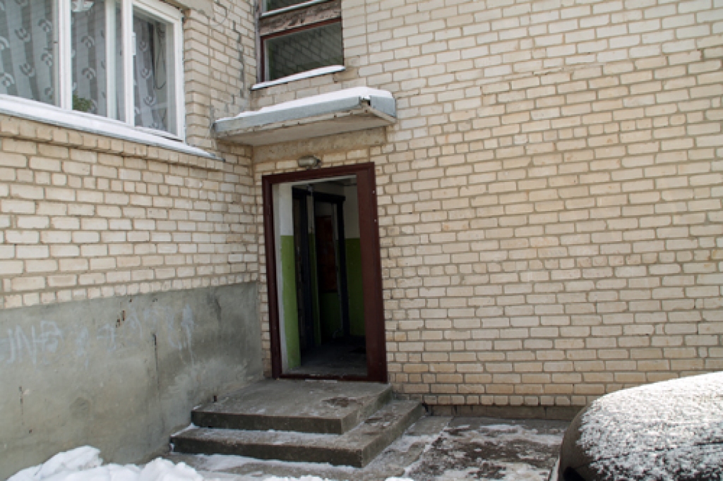 Dārza ielas 13. nams jau ilgāku laiku ir bez ārdurvīm. 