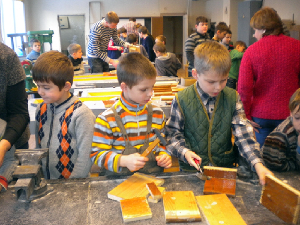 Misas vidusskolas bērni gatavo putnu būrīšos. 