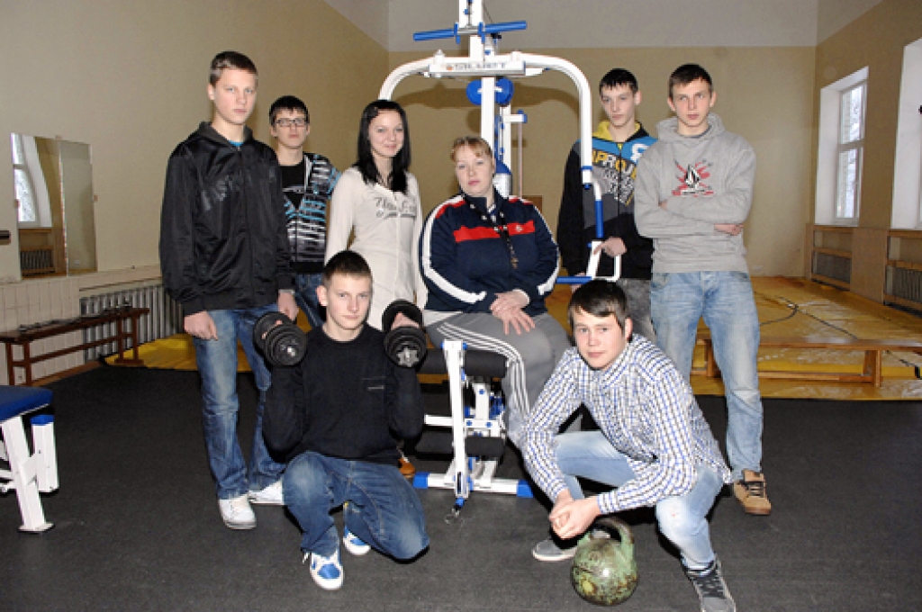 Codes pamatskolas 9. klase: Ints Asmuss, Ģirts Burmeisters, Mārcis Dūna, Olga Alika Fiļipova, Sandris Semaks, Alvis Sidorovs, Nauris Valdovskis un klases audzinātāja Linda Jakutāviča. Fotografēšanās dienā skolā nebija Kristapa Bitēna, Kristera Innusa, Krista Priedīša un Artūra Rimševiča.