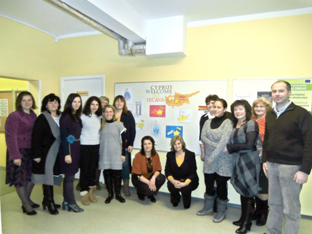 Iecavas novada pedagogi un pašvaldības darbinieces kopā ar projekta dalībniekiem no Kipras Iecavas vidusskolā.