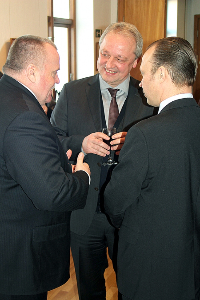 Beļģijas Karalistes vēstniecības rīkotajā pieņemšanā sestdien – (no kreisās) Bauskas novada domes priekšsēdētājs Valdis Veips, vēstnieks Franks Arnautss un Latvijas Ārlietu ministrijas pārstāvis Einārs Miķelsons.