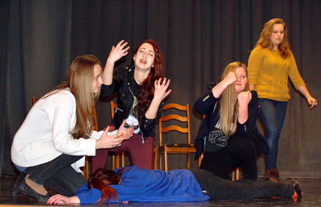 «Mārrutku» komanda no Iecavas vidusskolas 9.a klases – Ieva Jēkabsone (no kreisās), Linda Šteinberga, Una Puļķe un Santa Šuherte (priekšplānā) – bieži lika publikai smieties. 