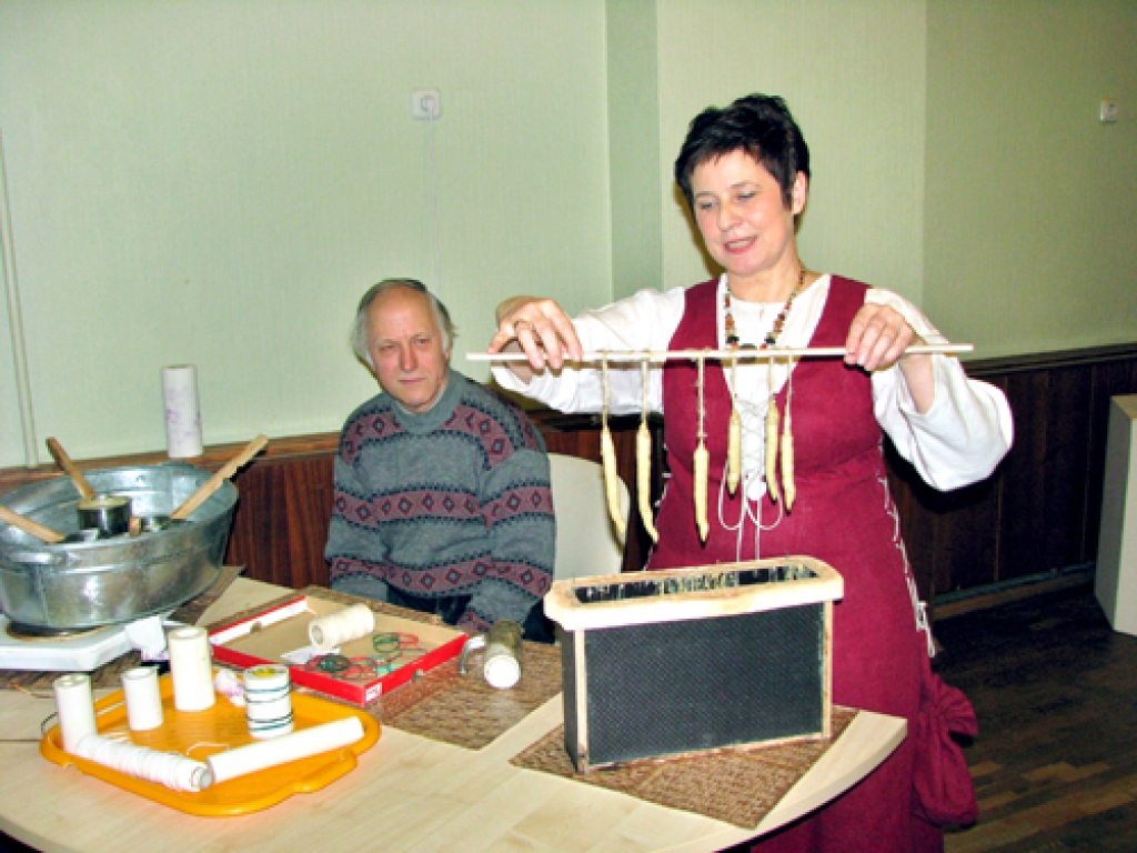 Sveču liešanu ierāda Bauskas bērnu un jauniešu centra speciāliste Veronika Puķe un meistars Jānis Zemļinskis. 