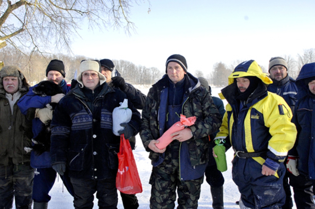 Sacīkšu līderi: (priekšplānā no kreisās) 3. vietas ieguvējs Uldis Minkēvičs, uzvarētājs Eduards Nākmanis un 2. vietas ieguvējs Aigars Āboliņš.