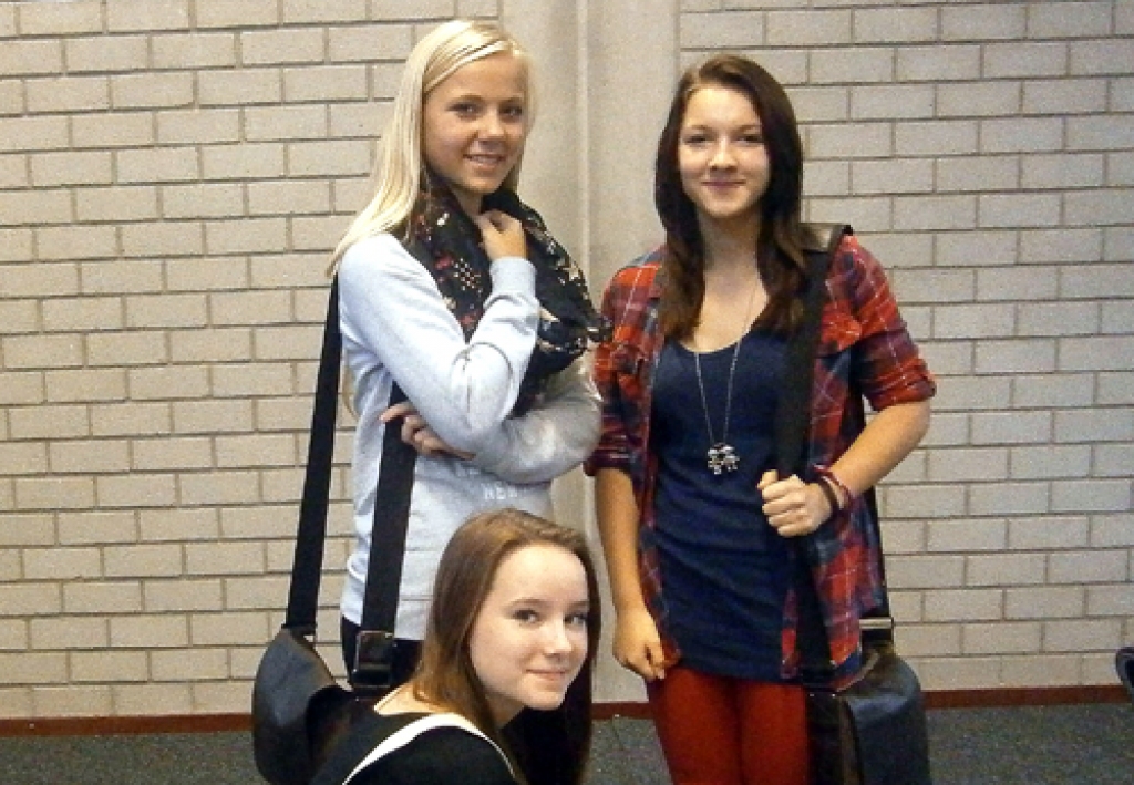 Uzvaras vidusskolas audzēknes, mūžizglītības programmas «Comenius» dalībnieces: Kristiāna Sīle (priekšā), Sendija Jakobsone (no labās) un Endija Turka.