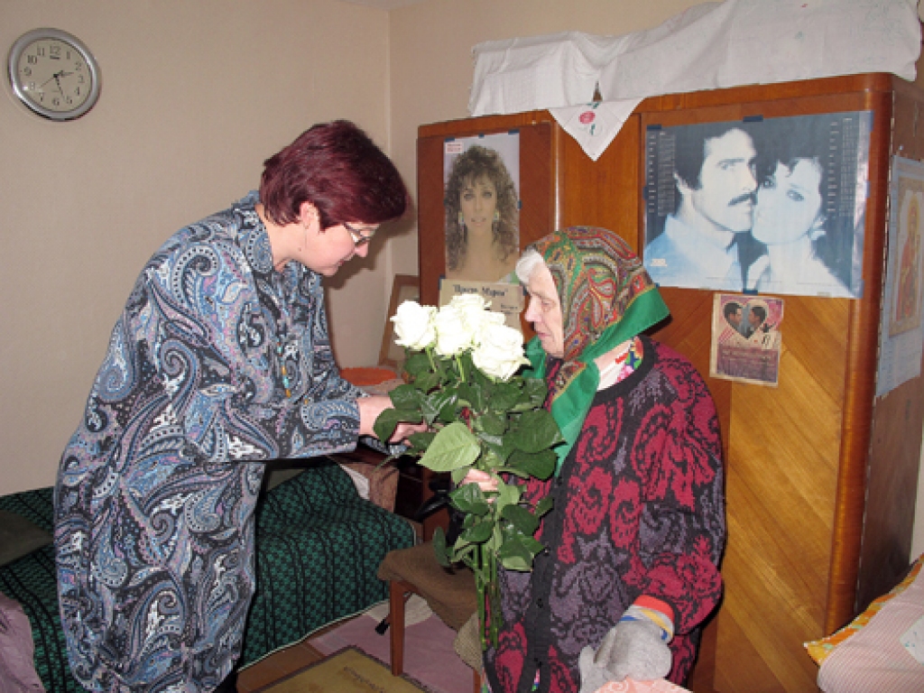 Ņinu Romanovu 90 gadu jubilejā sveic Bauskas novada dzimtsarakstu nodaļas vadītājas vietniece Inese Dombrovska. 