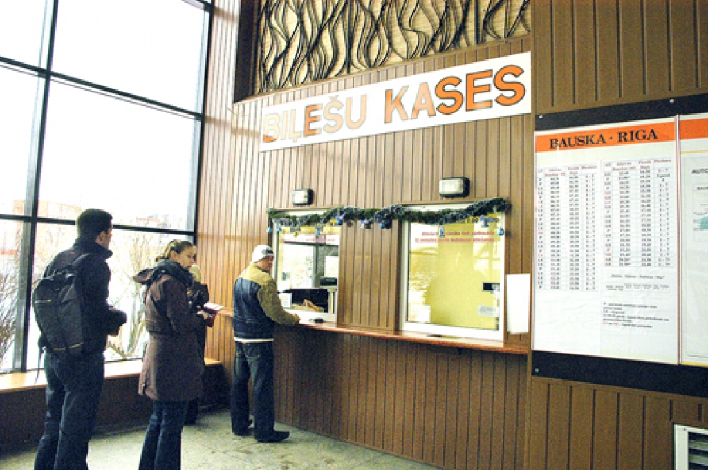 Bauskas un Rīgas autoostu kasēs nākotnē nevarēs nopirkt biļetes uz Rīgu un no galvaspilsētas uz Bausku. Tāda ir SIA «Sabiedriskais autobuss» vadības iecere, ko pagaidām «Autotransporta direkcija» neatbalsta.