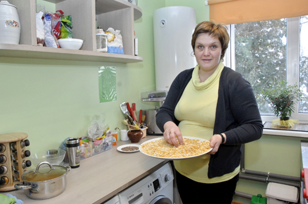 Elīna Klāsupa, Zālītes speciālās internātpamatskolas mājturības skolotāja, atklāj vēl kādu īpašu recepti: «Var cept arī saldējumu – sadrupinātām kukurūzas pārslām pievieno kokosriekstu skaidiņas. Saldējuma bumbiņu apviļā pārslās, ātri apvāra verdošā eļļā, izņem, apviļā vēlreiz, atpakaļ katlā, un tad uzreiz jāēd.» 