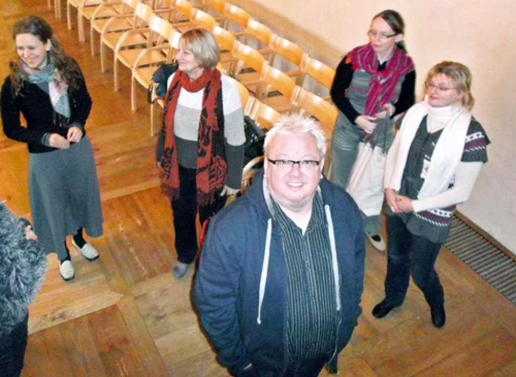 Andrejs Kritenko (priekšplānā) kopā ar «Galma» dalībniekiem aktiermeistarības stundās Bauskas pilī. 