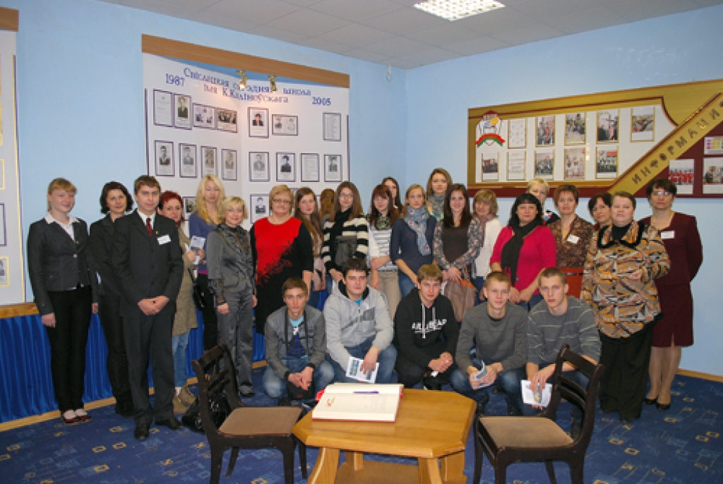 Pilsrundālieši vienā no Svisločas skolām 2012. gada novembrī. 