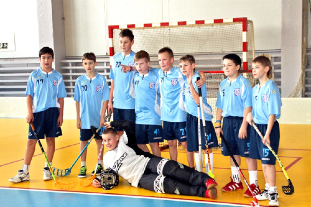 Jaunie florbolisti no Bauskas sākumskolas ir gatavi cīnīties par uzvaru arī Zemgales reģiona sacensībās. 