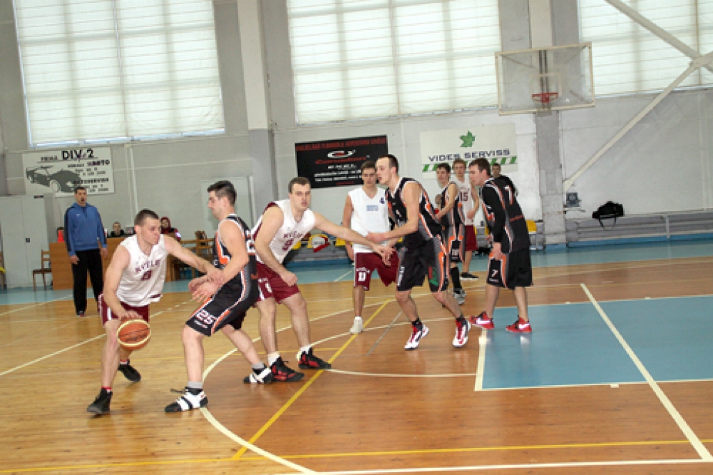 Ivaru Zemīti (no kreisās), turnīra vērtīgāko spēlētāju, mēģina apstādināt pretinieki no «Bauskas zelta lauvām». 