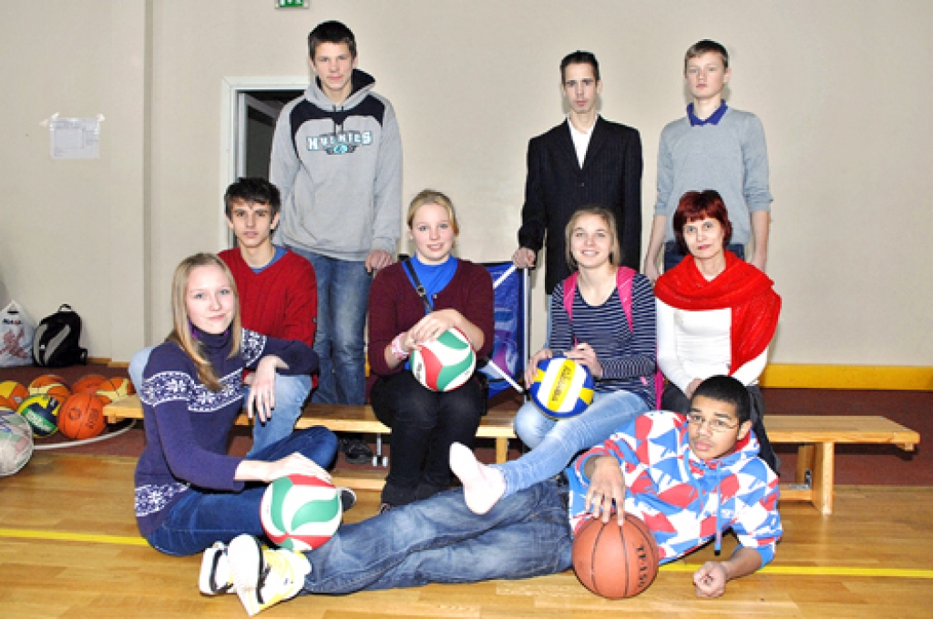 Valles vidusskolas 9. klase: Sandra Asupe, Martins Balosa, Elīna Kļaviņa, Matīss Kozlovskis, Sandis Rāviņš, Agnese Vidovska, Jānis Zvirbulis, Jēkabs Zirnītis un klases audzinātāja Skaidrīte Baturoviča. Klāt nebija Elīnas Fedinas, Anitas Akmenes, Artūra Toma Ozoliņa, Ingus Ratiņa, Lindas Martinskas.