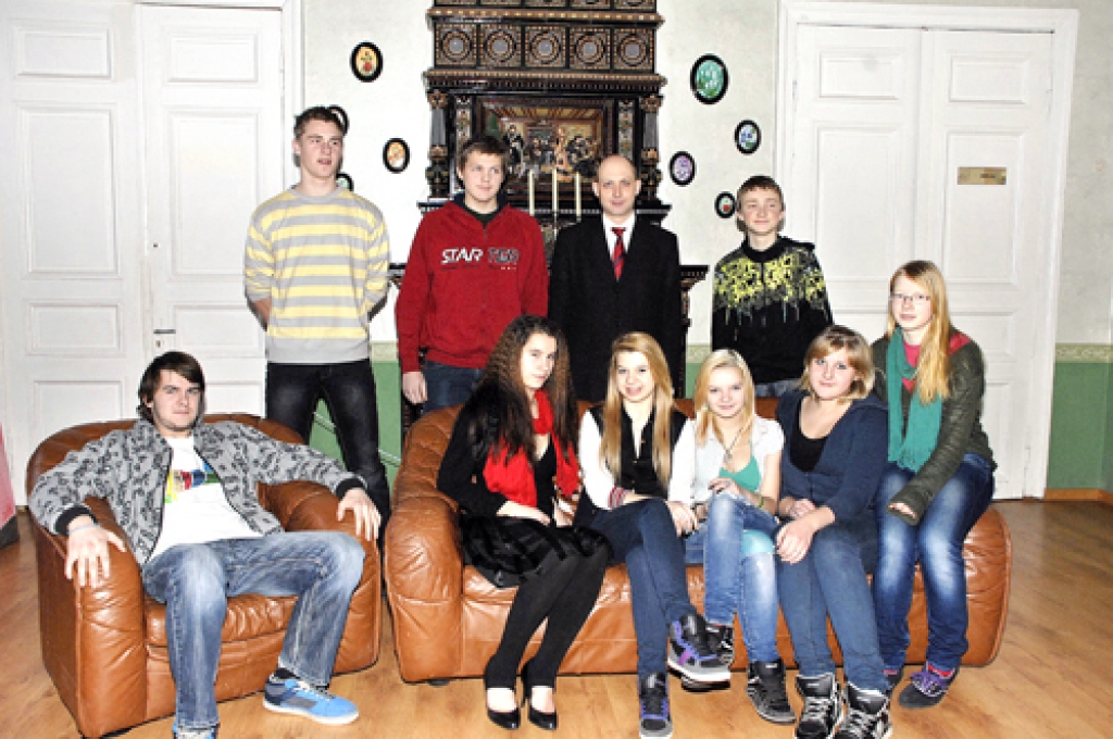 SKAISTKALNES VIDUSSKOLAS 9. KLASE: Elīna Vecmane, Egija Cēne, Viesturs Igaunis, Lauris Cēnis, Jānis Zariņš, Dāvis Kalbergs, Amanda Solomenceva, Diāna Spure, Daiga Kupinska. Klases audzinātājs Ingus Pavinkšnis. Fotografēšanās dienā klāt nebija Artūra Letkovska, Diānas Ņērbules un Pētera Medņa.