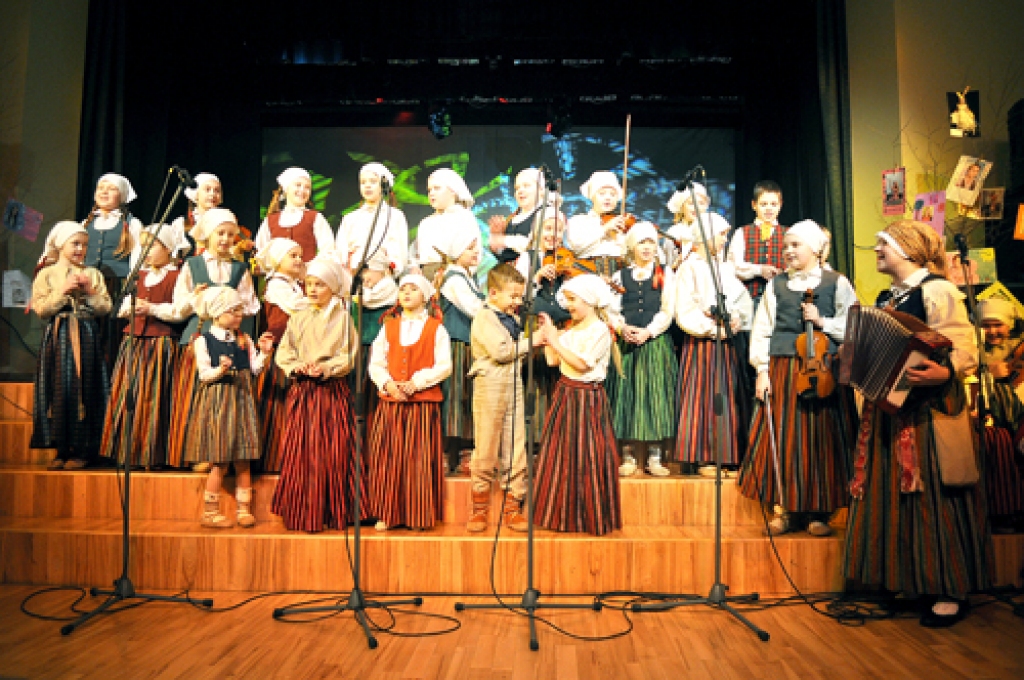 Kristīne Karele (no labās) ir «Tarkšķu» dabiskā muzicēšanas stila veidotāja un dvēsele.