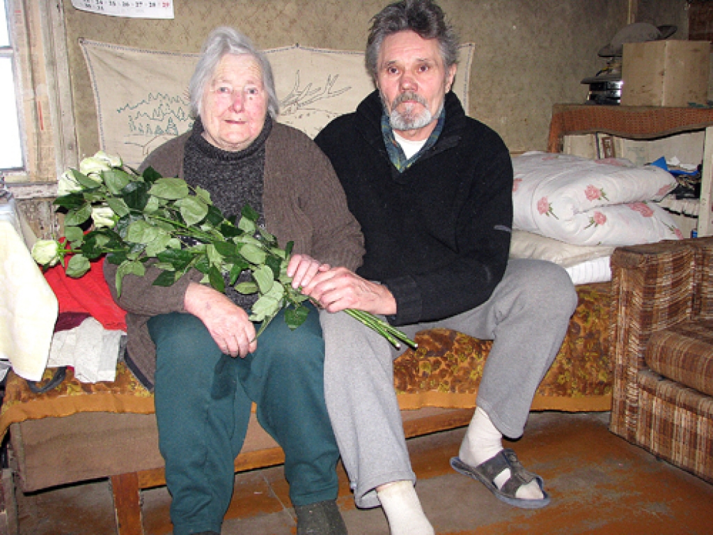 Vera Bugovecka savā 90 gadu jubilejā 18. janvārī no Bauskas novada pašvaldības saņēma ziedus un naudas balvu. Līdzās mātei dēls Jānis Bugoveckis. 