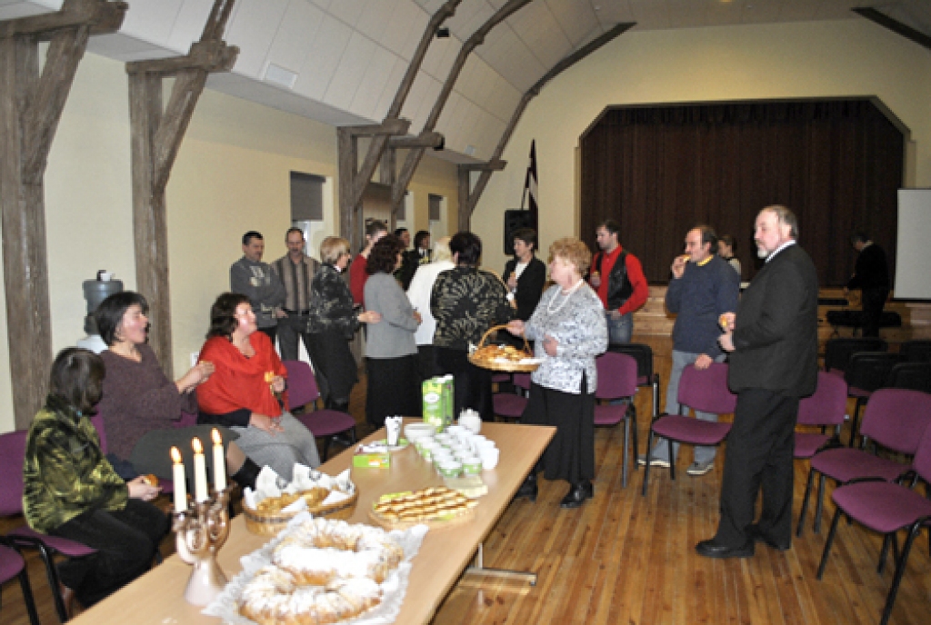 Pēc koncerta visi ciešā lokā pie tējas galda risināja sarunas par dzīvi un cerībām. 